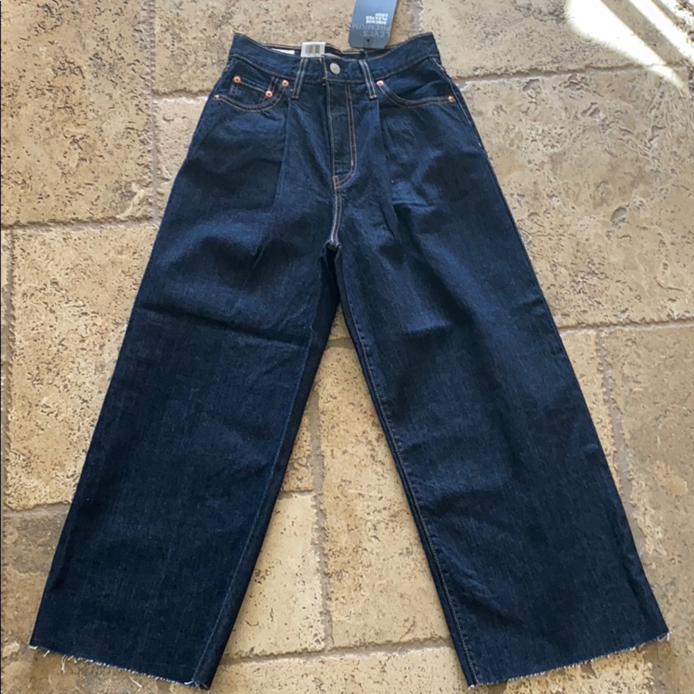 Levi’s Ribcage Pleated Crop Jeans - Picture 2 of 6